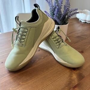 Clove Nursing Shoe Women’s size 8